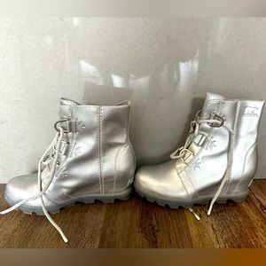 Sorrel x Disney Wedge Boots. works a few times. few scruffs on toe. Super cute!